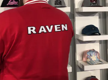 Dlaczego warto wykorzystywać ubrania do celów reklamowych? – RAVEN