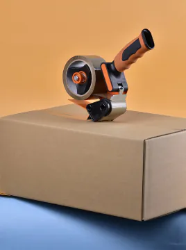Shipping box and tape dispenser – dispatch of clothing to customers in Poland and across the EU by RAVEN