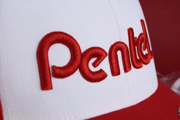 czapka z haftem 3D Pentel – Haft 3D – RAVEN