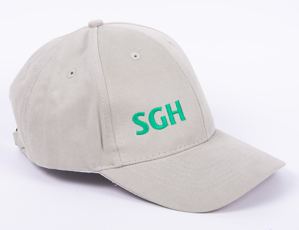 Bejsbolówka z daszkiem z haftowanym logo Szkoły Głównej Handlowej